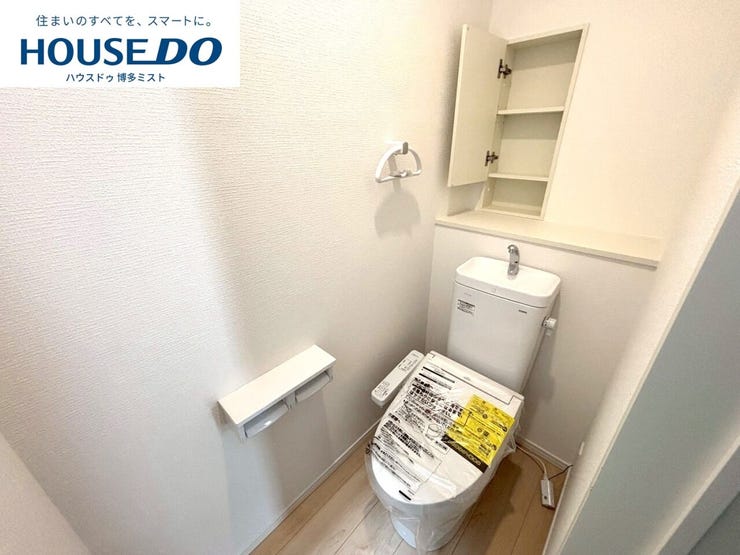 キズがつきにくく汚れが落ちやすい素材の便器だから、毎日のお手入れがぐっとラクになります。清潔を保ちやすいのは、毎日使う場所だからこそ重要なポイントです。