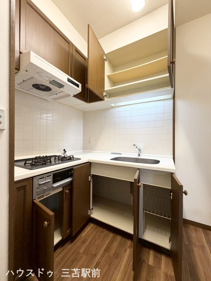 上下に収納棚がついており、調理器具の保管もしっかりできます!