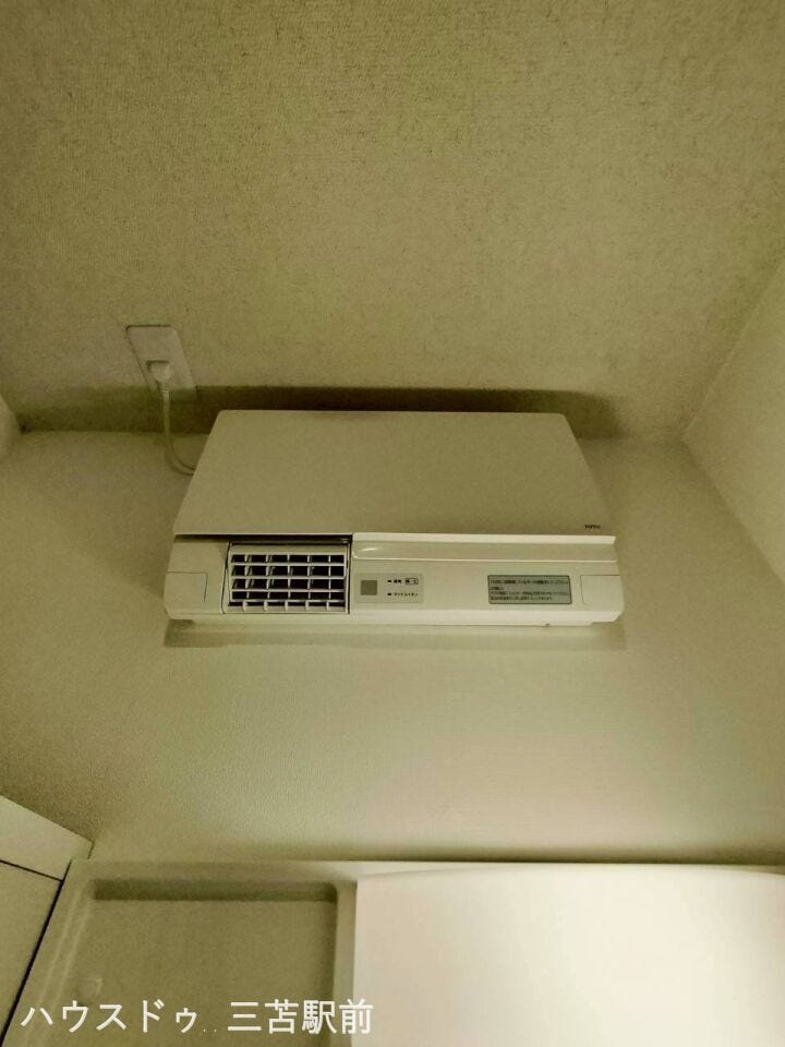 脱衣所にはコンパクトなエアコンが付いており厚い夏や寒い冬も快適に♪