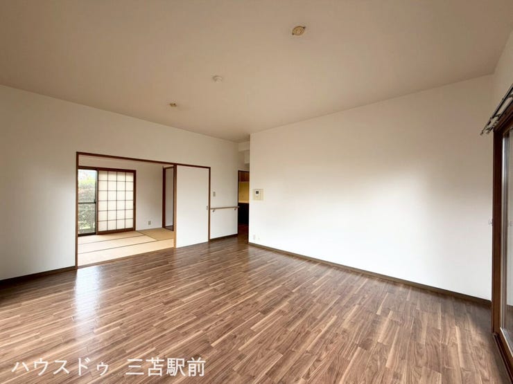 約13帖のLDK。和室と繋げて活用することも◎