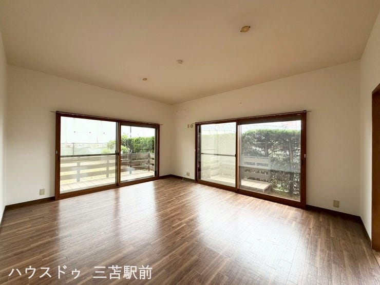 大きな掃き出し窓がついており、陽当たり良好!