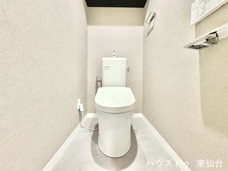 トイレはシンプルなデザインでお掃除もしやすそうです♪