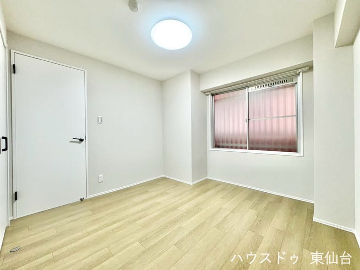 ゆったりとした広さの主寝室は、1日の疲れをしっかり癒せる落ち着いた空間です。