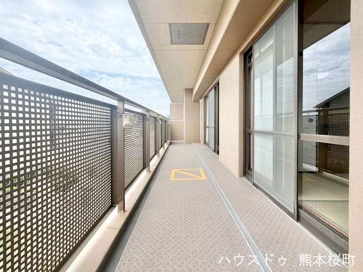 ■空の下の開放的な特等席■日光浴や読書、外の空気を感じながらリフレッシュ。暮らしを豊かにする、もう一つの心地よい空間です。