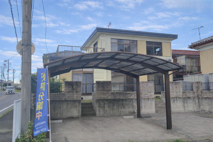 カーポート付き♪
4台並列駐車可能