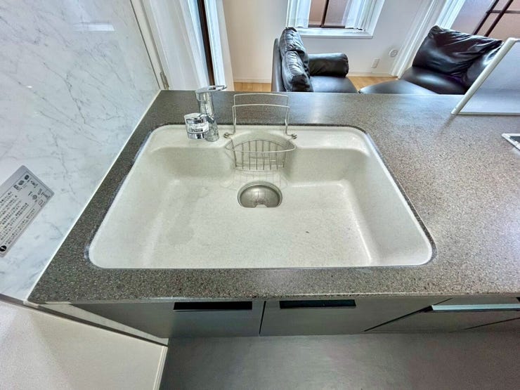 蛇口からそのままおいしい水が使えるビルトイン浄水器を採用。