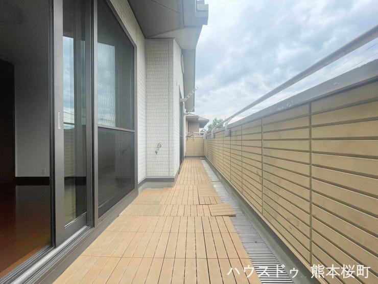 ■空の下の開放的な特等席■日光浴や読書、外の空気を感じながらリフレッシュ。暮らしを豊かにする、もう一つの心地よい空間です。