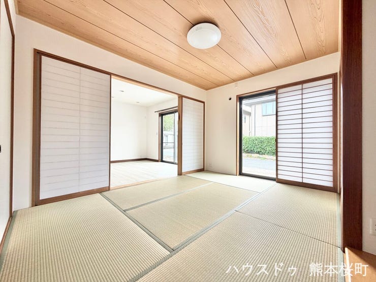 ■1階6帖和室■ゲストをもてなし、昼寝や家事にも使える、畳のぬくもりが心地よい多目的万能スペース。