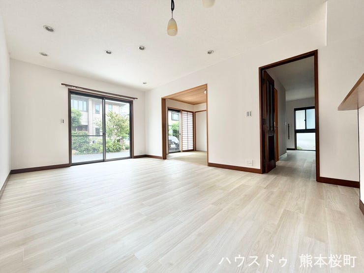 ■安らぎと笑顔の中心地■陽光が優しく降り注ぎ、会話が自然と弾む。ここでは、毎日が特別な時間へと変わります。