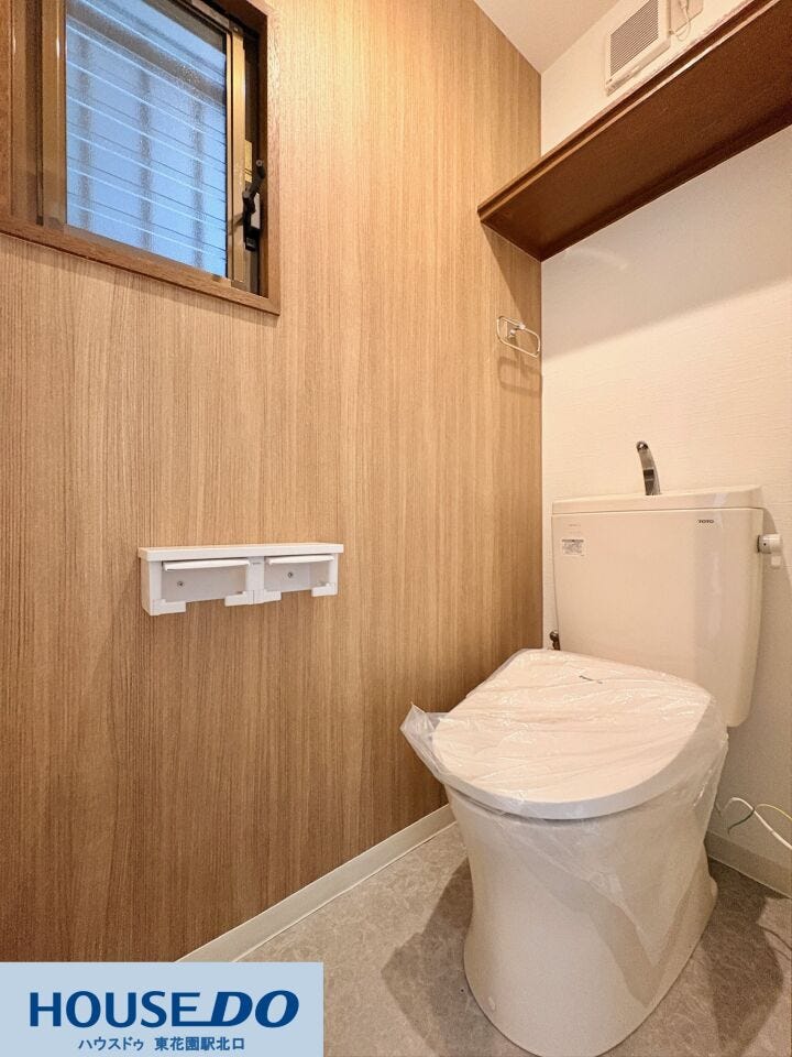 温かみのある木目調の壁紙が、落ち着いた雰囲気を演出するトイレ空間!小窓が付いているため、自然な光を取り入れながら換気もスムーズに行えます。上部にはトイレットペーパーなどを置ける棚付きです♪