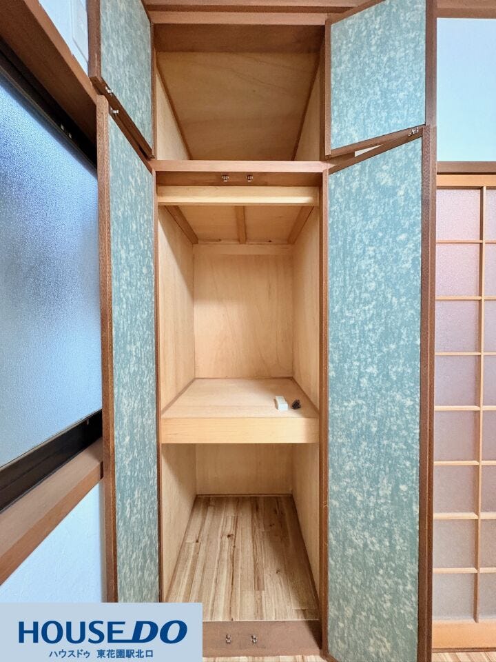 手すりが設置され、毎日の昇り降りを安全にサポートする階段スペース!木目の美しさが引き立つデザインで、空間に温かみを与えています。暗くなりがちな足元もしっかりと確認できる安心の設計です!