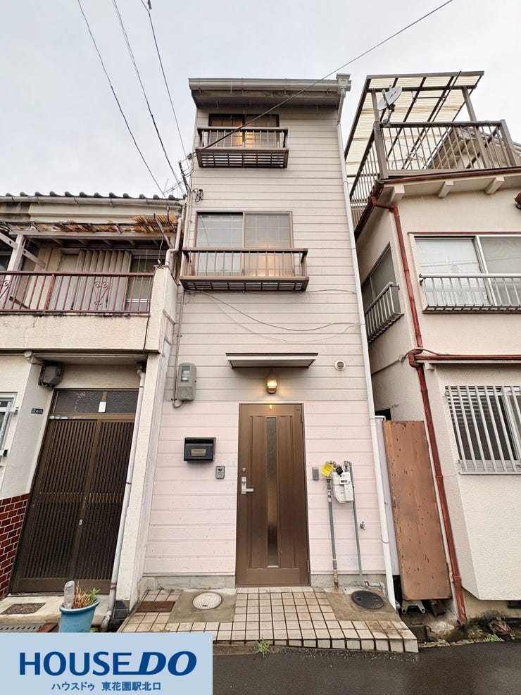 都市型の3階建て構造を活かし、限られた敷地を有効に活用したスマートな佇まい!各階に窓が配置され、外からの光を効率よく取り込める設計が特徴です。1階の玄関前はフラットで、日々の出入りもスムーズ☆