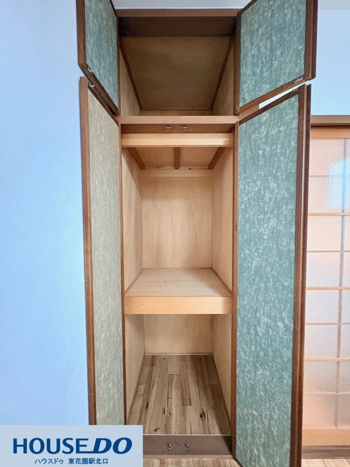 中が仕切られていて整理整頓がしやすい、機能的な収納スペースです!ハンガーパイプが付いているため、コートやシャツもシワにならずに保管できます♪上下のスペースを有効活用して、お部屋をすっきり保てます!
