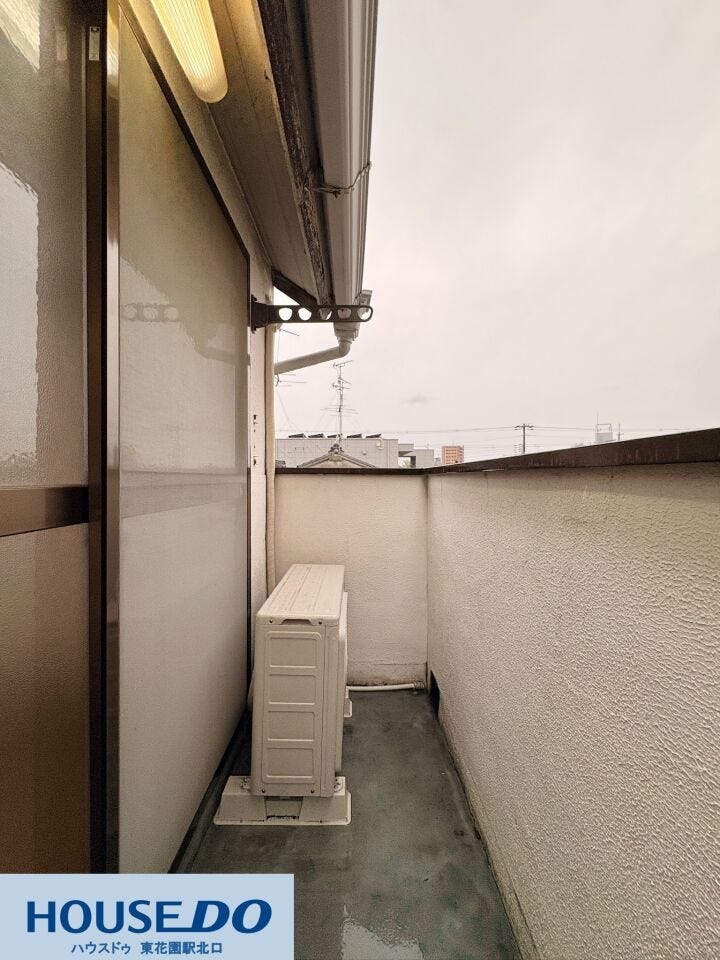 物干し金具が設置された、毎日の洗濯物干しに重宝するバルコニーです!屋根が付いているため、急な小雨が降ってきたときでも慌てずに対応できます♪プライバシーを守りやすい高さの壁に囲まれた安心の造りです!