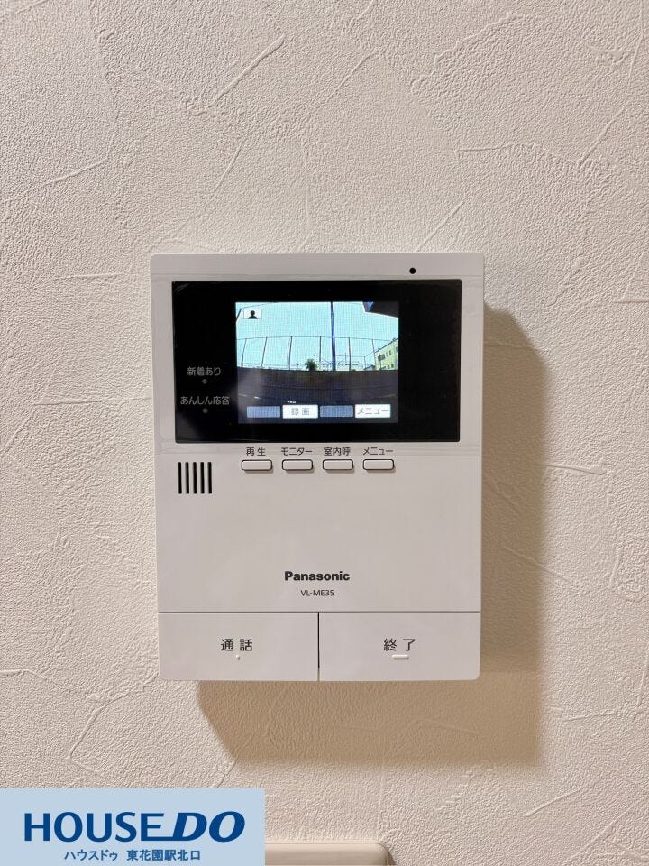 来客の顔を室内からしっかり確認できる、パナソニック製のTVモニター付きインターホンです!留守中の録画機能も備わっており、防犯面でも心強い設備♪お子様のお留守番時や、突然の訪問の際にも重宝します☆