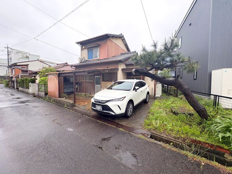 ◇外観写真◇
間口も十分あり敷地面積は約50坪超え♪50坪以上あると設計の幅も広がりますね。また整形地に近いので設計もしやすいお土地かと思います♪