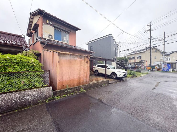 ◇外観写真◇
小学校・コンビニが徒歩10分圏内。落ち着いた住環境でゆったりとしたひと時を過ごすことが出来るかと思います。ぜひ、お休みの日にご家族で見学はいかがでしょう♪