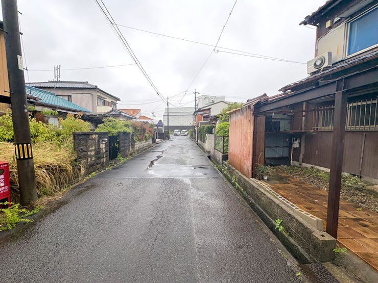◇前面道路◇
前面の道路幅は約5mですが、交通量が多くないので駐車時に後続車を気にする必要が少なく、また、間口が十分にあるので、駐車が苦手な方でも安心できそうですね。