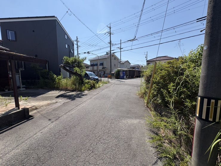 ◇前面道路◇
交通量は多くなく、間口も広いのでラクに駐車することができます。駅や線路が近すぎることもないので電車の騒音や踏切の音なども気にすることなく生活していただけます。