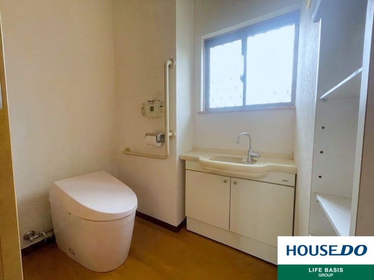 【トイレ】手洗いのあるトイレです。収納もありトイレットペーパーやお掃除グッズなどを収納できます♪
※実際の現地写真ですが、CGにより家具小物を削除しております。