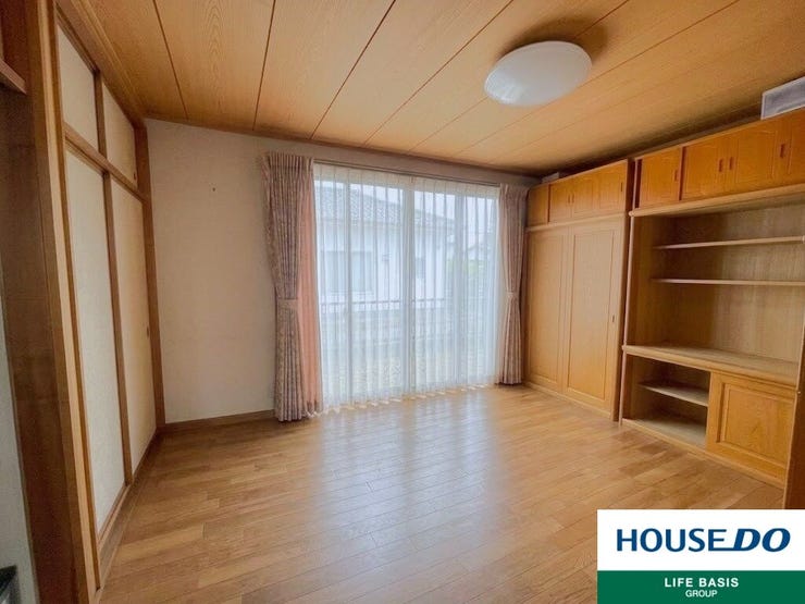 【和室】和の雰囲気が素敵なお部屋です。収納が豊富にあり明るく居心地が良いちょっとしたお部屋は、なにかと重宝します♪
※実際の現地写真ですが、CGにより家具小物を削除しております。