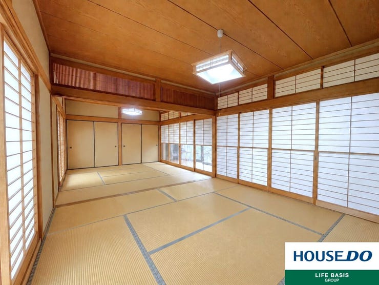【和室】日本を感じる和室です。和の雰囲気が素敵なお部屋です。明るく居心地が良いちょっとしたお部屋は、なにかと重宝します♪
※実際の現地写真ですが、CGにより一部家具小物を削除しております。