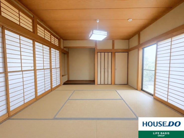 【和室】日本を感じる和室です。和の雰囲気が素敵なお部屋です。明るく居心地が良いちょっとしたお部屋は、なにかと重宝します♪
※実際の現地写真ですが、CGにより家具小物を削除しております。