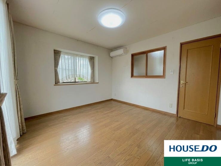 【8.3帖洋室】多数の洋室があるため、各部屋でプライベート空間をお楽しみいただけます。2面採光のため、日当たりも良好です!※実際の現地写真ですが、CGにより家具小物を削除しております。