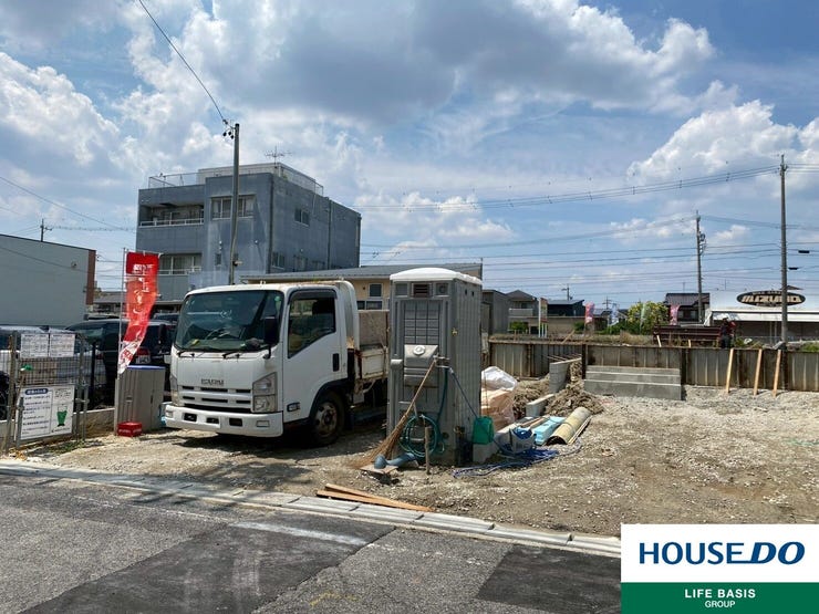 【外観】
【建築中 基礎段階】基礎から始まる安心の住まいづくり!家づくりの最も重要な部分、基礎工事が進行中。地盤からしっかりと作られる工程を確認できる今だからこそ。未来の住まいの一歩を見届けませんか?