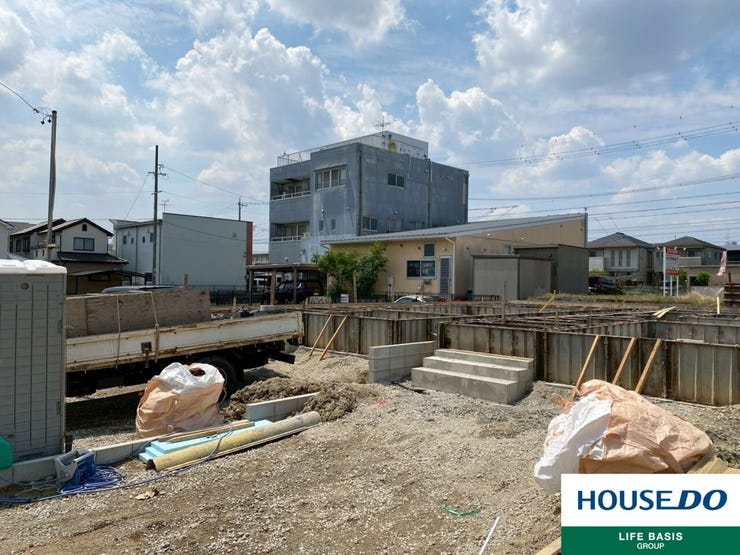 【建築中 基礎段階】住まいの安心は見えない部分から始まります。基礎段階の今だからこそ、家づくりへの信頼を直接確認。未来の暮らしを支える住まいを、完成まで一緒に見届けましょう。建築中からご内覧可能です!