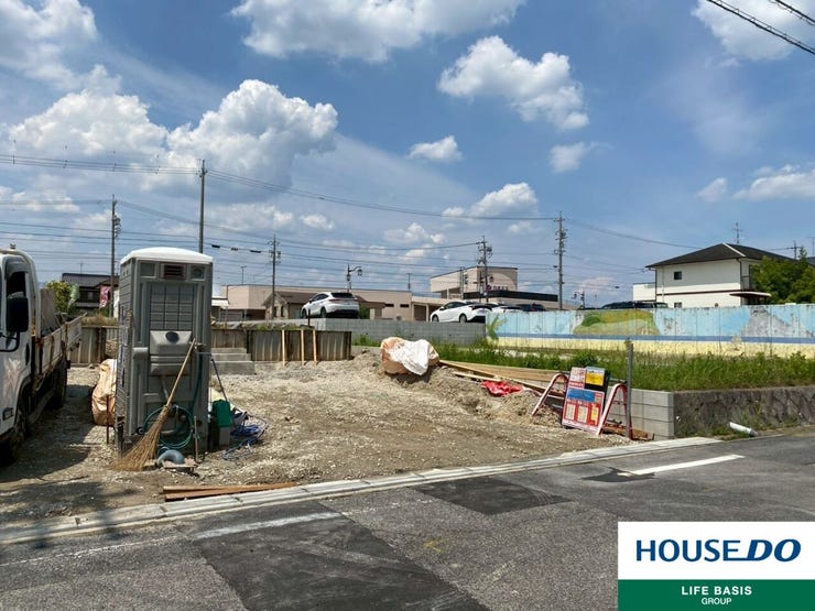 【建築中 基礎段階】新生活の土台が、今ここで築かれています。基礎工事中の今だけ味わえる、家づくりの臨場感。未来の生活を支える強い土台を確認しながら、理想の住まいへの期待を膨らませませんか?