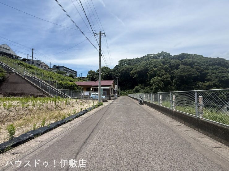【前面道路】
東側前面道路、行き止まり道路となっており、交通量少なく、小さなお子様にも安心です
