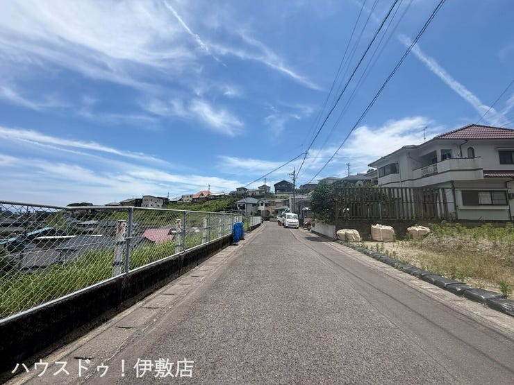 【前面道路】
東側前面道路、行き止まり道路となっており、交通量少なく、小さなお子様にも安心です