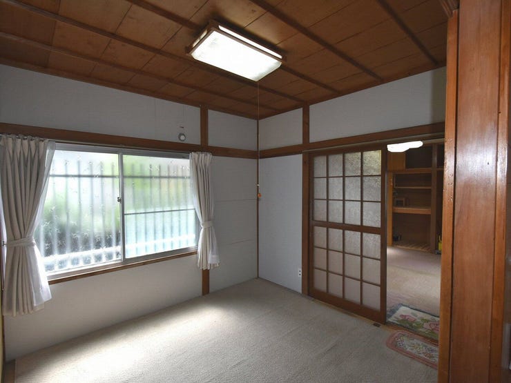 落ち着いた畳の和室は、客間や趣味の空間としても便利。家族のくつろぎ時間をゆったり過ごせる場所です。