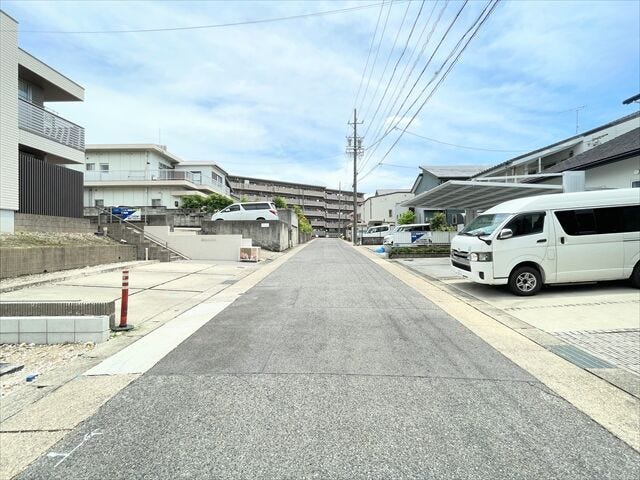 幅員約6.4mの前面道路です。道路幅が広いので、向かいの住宅とも距離があるため日当たりも確保しやすいです。