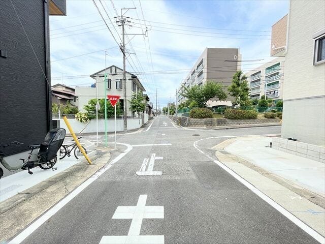 幅員約6.4mの前面道路です。道路幅にゆとりがあるので、車種を選びません。大きめの車を乗りたい方にもオススメです。
