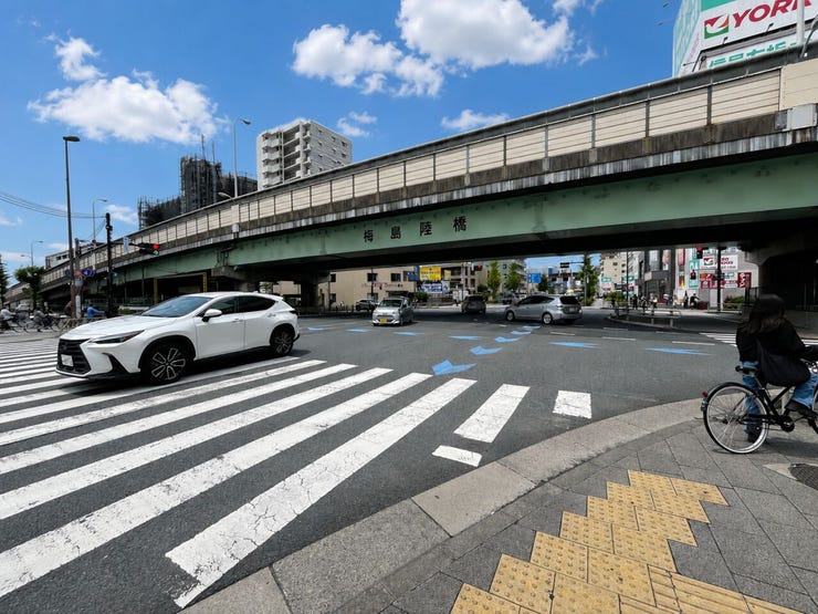 大通り沿いの交差点近くで視認性のある立地。歩道も整備され、移動しやすい住環境です。