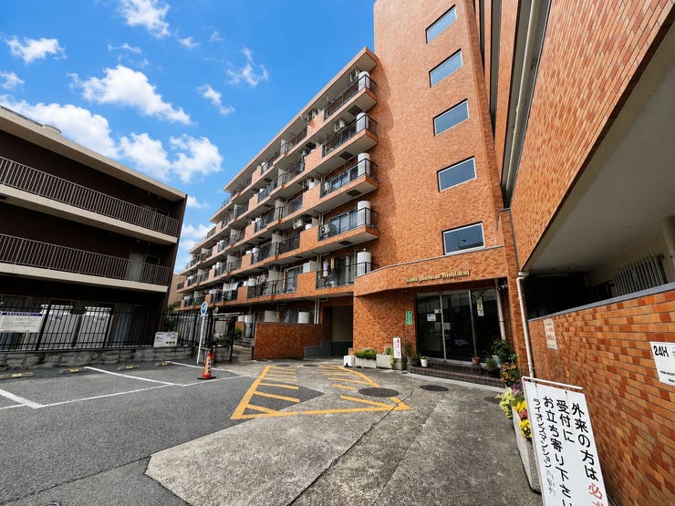 【外観】
存在感のある外観が魅力。道路からも視認しやすく、堂々とした佇まいです。