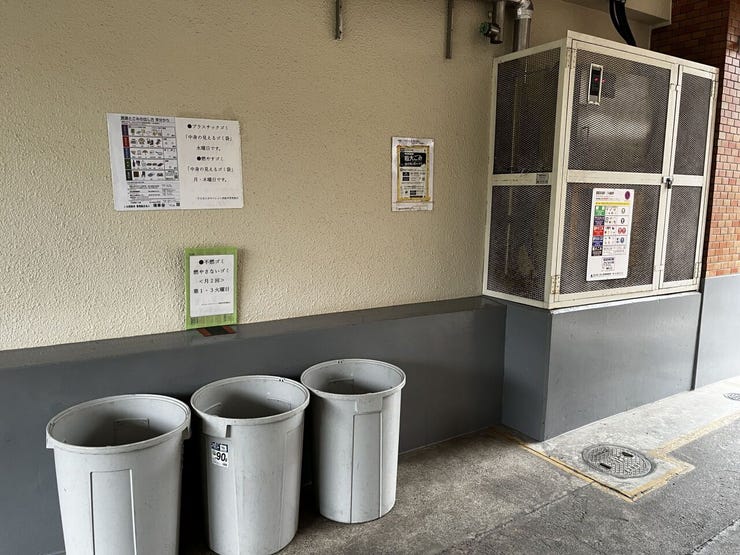 分別案内が掲示されたゴミ置場。日々のゴミ出しも分かりやすく管理されています。
