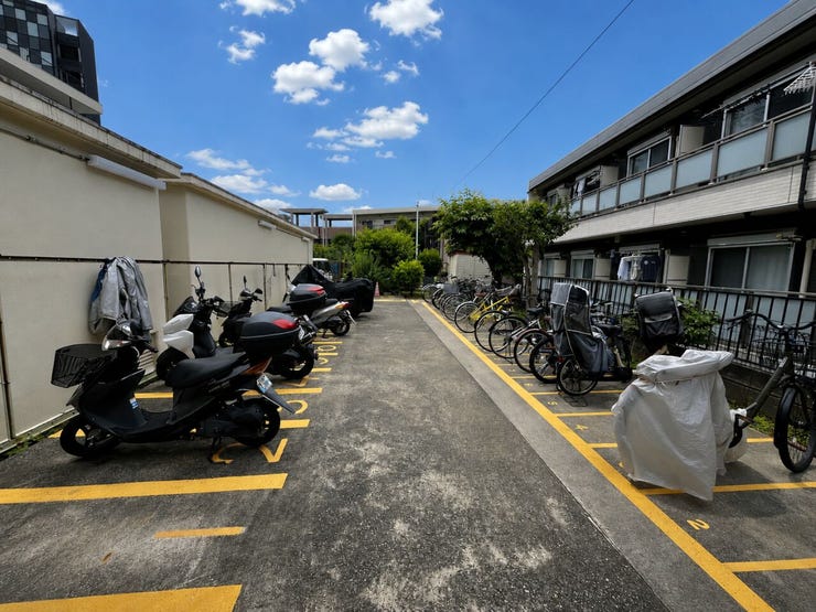 バイク置場・駐輪場が整備され、日常の移動手段をしっかりサポートします。