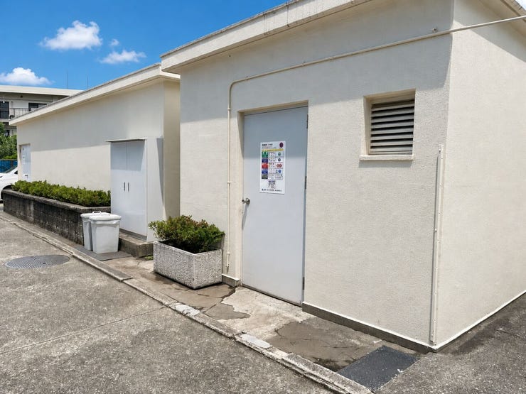 敷地内にゴミ置場を備え、外出時や帰宅時にも利用しやすい配置です。