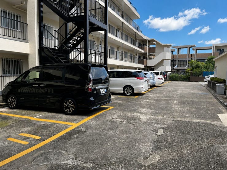 敷地内駐車場を備え、お車をお持ちの方にも便利な住環境です。