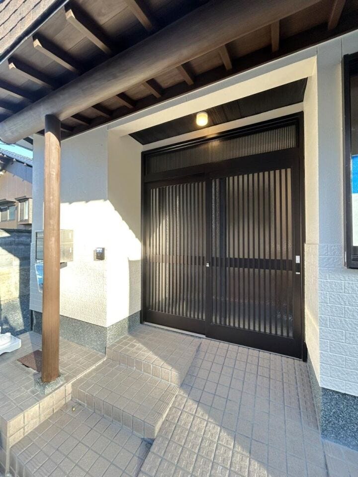 ☆外観から見た玄関☆玄関扉新品交換済みです☆