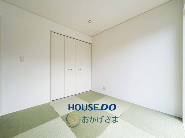 【和室】
畳の香りが心地よいモダンな和室。
布団や座布団などを収納できる便利な押入れ付きです。