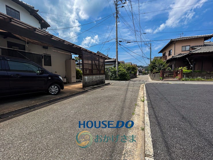 【前面道路】
物件の前面道路は舗装された公道です。
車通りも穏やかで、小さなお子様がいるご家庭も安心の落ち着いた環境です。
