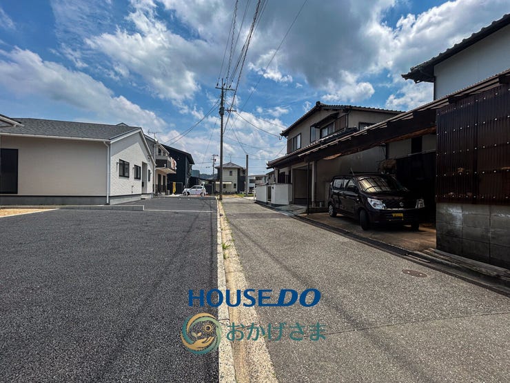 【前面道路】
別アングルから見た前面道路。
視界を遮る高い建物が少なく、周辺はスッキリとした開放的な街並みが広がっています。