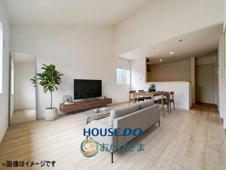【リビング】
【リビング】
※画像は家具設置イメージです。
明るく開放感のあるリビング。
白を基調とした内装に木目のインテリアが映える、心地よい癒やしの空間です。