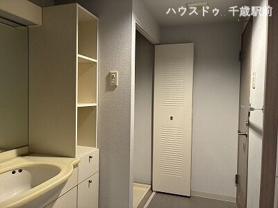 シンプルで使いやすい洗面所は、水まわりをすっきりとまとめた機能的な空間!毎日の身支度を快適に行えるほか、浴室との移動もスムーズで家事効率を高めます♪