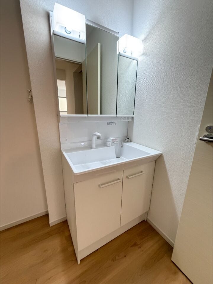 3面鏡付き洗面台。朝の支度に便利です。