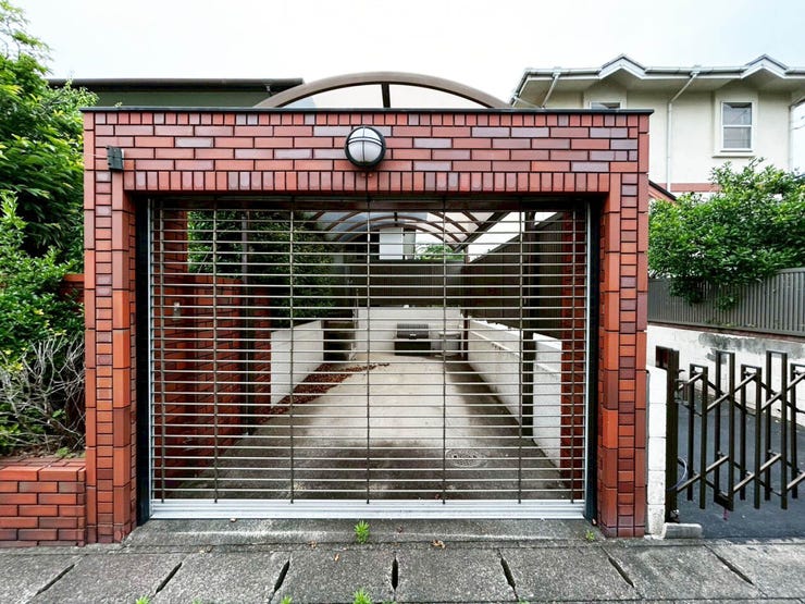 【角地】シャンプードレッサー♪システムキッチン♪床下収納♪閑静な住宅街♪電動シャッター付き車庫♪